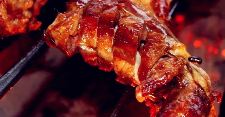 Famous Cantonese cuisine - Roast sucking pig