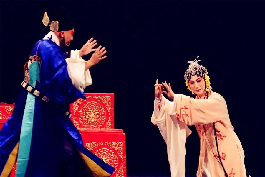 Peach Blossom Fan - Escaping