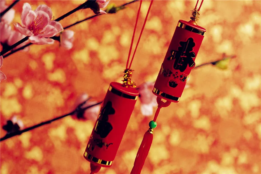 Give presents at the Spring festival