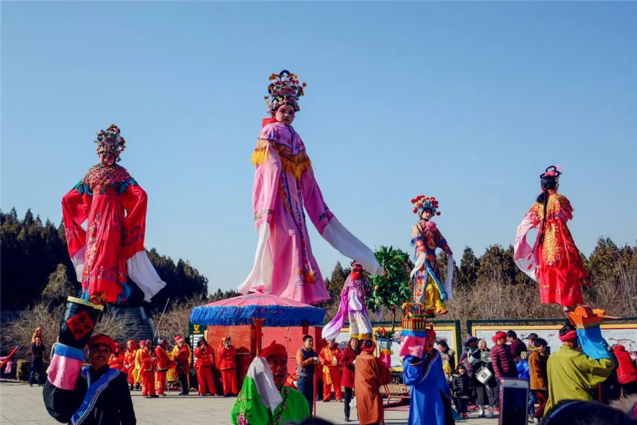 China's Carnival - carrying children on an iron pole - the Lantern Festivals