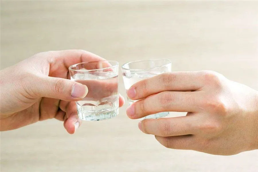 Chinese Liquor Baijiu - Baijiu Drinking Manners -cheers