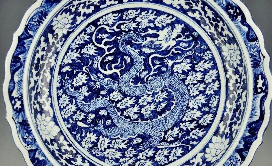 Blue-and-white Porcelains+Hello+The Blue-and-White Plate with Cloud and Chinese Dragon Patterns