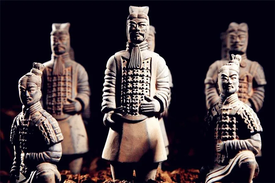 What are the tomb figures